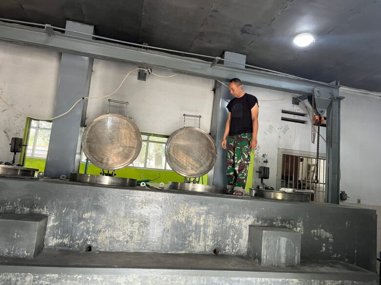 Persiapan dapur untuk program makan bergizi gratis di Lanal Malang (blok-a.com / Yogga Ardiawan)