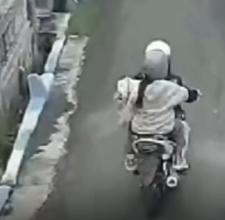 Viral! Dua Pengendara Sepeda Motor Terekam CCTV Diduga Buang Bayi
