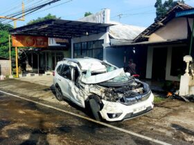 FOTO : Kondisi minibus Honda BRV yang bertabrakan dengan truck Hino Dutro di Jalan Umum Desa Sambong, Kecamaran Kanigoro, Kabupaten Blitar. (Foto : blik-a.com/Fajar)