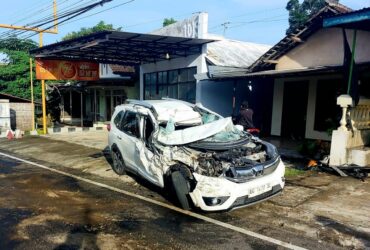 FOTO : Kondisi minibus Honda BRV yang bertabrakan dengan truck Hino Dutro di Jalan Umum Desa Sambong, Kecamaran Kanigoro, Kabupaten Blitar. (Foto : blik-a.com/Fajar)