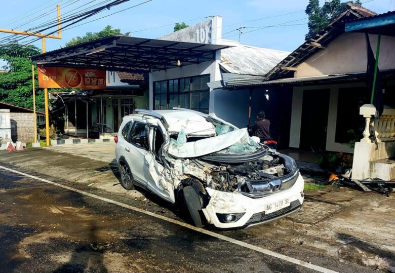 FOTO : Kondisi minibus Honda BRV yang bertabrakan dengan truck Hino Dutro di Jalan Umum Desa Sambong, Kecamaran Kanigoro, Kabupaten Blitar. (Foto : blik-a.com/Fajar)