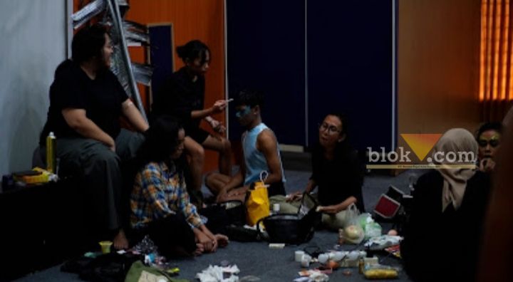 Anggota UKM Teater Kopi Unitri sedang berkumpul (dok. Mahasiswa Magang Unitri)
