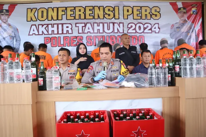 Konferensi pers akhir tahun Polres Situbondo di lobby Mapolres Situbondo, Selasa (31/12/2024).