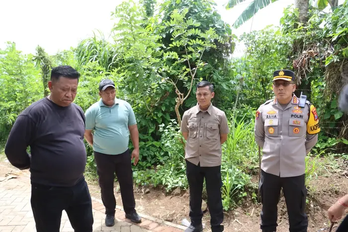 Tim gabungan Polresta Banyuwangi dan Polda Jatim, gelar rekonstruksi ulang di lokasi pembunuhan anak perempuan di Kecamatan Kalibaru.(blok-a.com/Kuryanto)