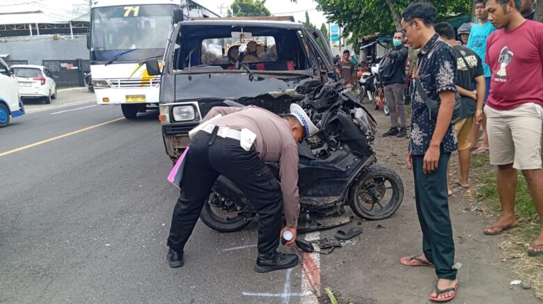Piket lantas Satlantas Polresta Banyuwangi saat lakukan olah TKP insiden laka antara mobil kontra motor di Kabat, Banyuwangi yan tewaskan satu pengendara, Selasa (31/12/2024).(blok-a.com/Kuryanto)