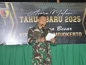 Dandim 0815 Letkol Inf Rully Noriza saat memberikan sambutan di malam pergantian tahun.(blok-a.com/Syahrul Wijaya)