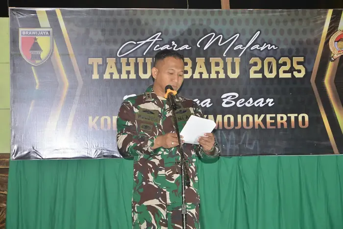 Dandim 0815 Letkol Inf Rully Noriza saat memberikan sambutan di malam pergantian tahun.(blok-a.com/Syahrul Wijaya)