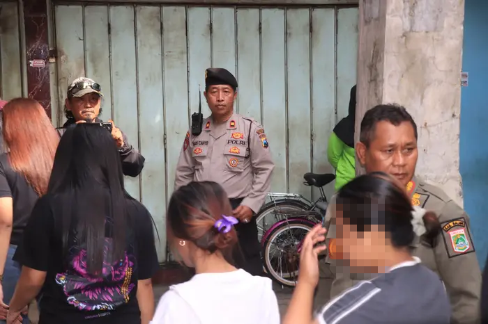 Polisi lakukan penggerebekan di Warung Kopi Cetol Pasar Gondanglegi, Kabupaten Malang. (dok. Humas Polres Malang)