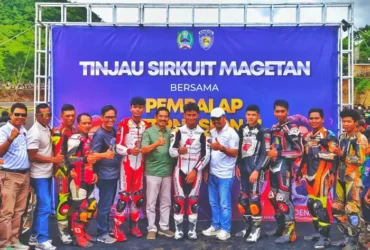 Ketua DPRD Kabupaten Magetan Suratno dalam uji coba sirkuit Parang, Minggu (5/1/2025).