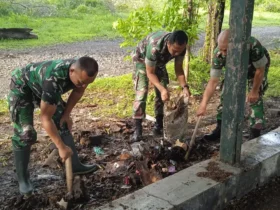 Aksi bersih-bersih di Asrama X514 Kotakan, Kecamatan Situbondo Kota, Kabupaten Situbondo, Senin (6/1/2025).