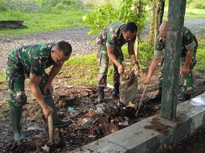 Aksi bersih-bersih di Asrama X514 Kotakan, Kecamatan Situbondo Kota, Kabupaten Situbondo, Senin (6/1/2025).