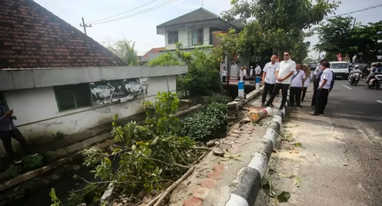 Sekda kota Mojokerto Gaguk Tri Prasetyo bersama Pj wali kota Mojokerto Moh Ali Kuncoro saat mengecek plengsengan sungai yang longsor.(dokumen Kominfo)