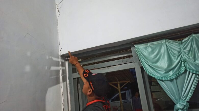 Rumah rusak akibat tanah gerak di Kecamatan Kalipare, Kabupaten Malang (dok. BPBD Kabupaten Malang)