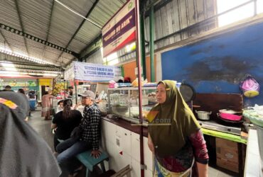 Sejumlah pedagang makanan di Kota Malang turut terdampak kenaikan harga sejumlah bahan pokok, khususnya komoditas cabai