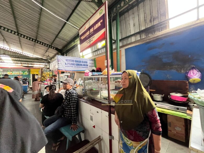 Sejumlah pedagang makanan di Kota Malang turut terdampak kenaikan harga sejumlah bahan pokok, khususnya komoditas cabai