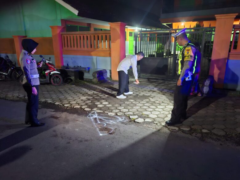 Kanit lantas Polsek Genteng bersama beberapa anggota, saat olah TKP laka antara dua motor di Kecamatan Sempu, Kamis (9/1/2025).(blok-a.com/Kuryanto).