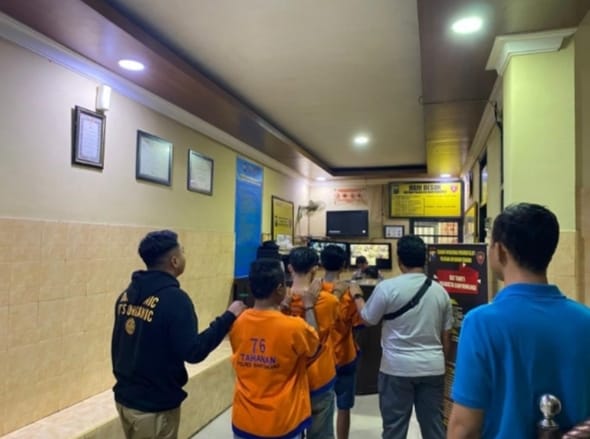 Tiga pengedar okerbaya di Banyuwangi, saat diamankan di Polresta Banyuwangi, Rabu (8/1/2025).(blok-a.com/Kuryanto)