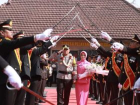 Kapolres Jombang yang baru disambut dengan pedang pora.(blok-a.com/Syahrul Wijaya)
