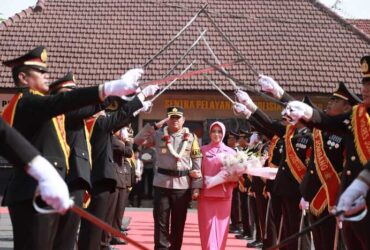 Kapolres Jombang yang baru disambut dengan pedang pora.(blok-a.com/Syahrul Wijaya)