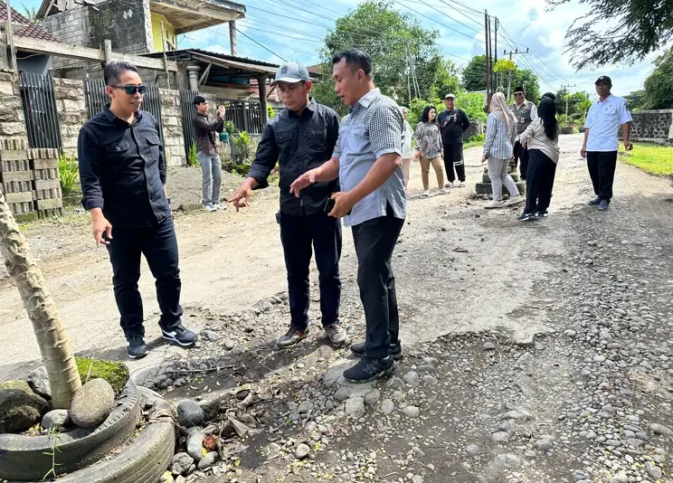 Komisi IV DPRD Banyuwangi saat inspeksi kondisi jalan rusak di wilayah Kecamatan Pesanggaran, Rabu (15/1/2025).(istimewa)