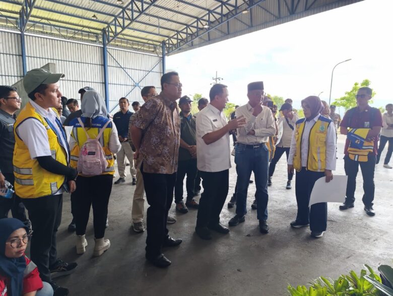 Pj Wali Kota Malang, Iwan Kurniawan saat menerima kunjungan Menteri Pekerjaan Umum, Dody Hanggodo di TPA Supit Urang, Kota Malang (dok / Istimewa)