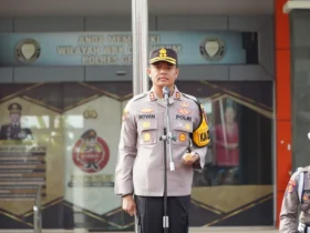 Kapolres Gresik AKBP Rovan Richard Mahenu pimpin apel perdana, Senin (20/1/2025). (Istimewa)
