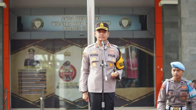 Kapolres Gresik AKBP Rovan Richard Mahenu pimpin apel perdana, Senin (20/1/2025). (Istimewa)