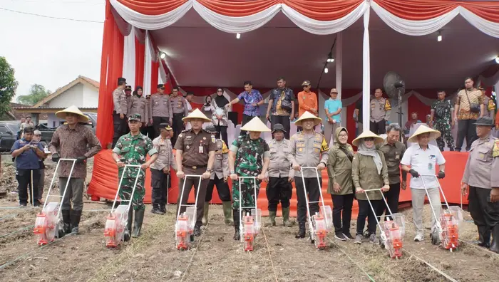 Launching program tanam Jagung serentak satu juta hektare lahan di desa Bakungtemenggungan, Kecamatan Balongbendo.