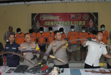 Polresta Sidoarjo amankan 12 pemuda geng motor bersajam.