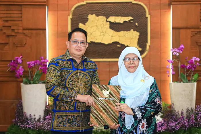 Pj Gubenur Jawa Timur, Adhy Karyono, (kiri) saat memberikan surat perintah tugas kepada Wakil Bupati Situbondo, Nyai Khoirani