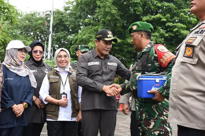 Apel siaga tim penanganan kasus PMK di Kantor Kecamatan Sukodono, Sidoarjo, Kamis (23/1/2025).