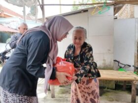 Bupati Banyuwangi, Ipuk Fiestiandani menyalurkan bantuan untuk warganya.(dok. Humas Pemkab Banyuwangi)