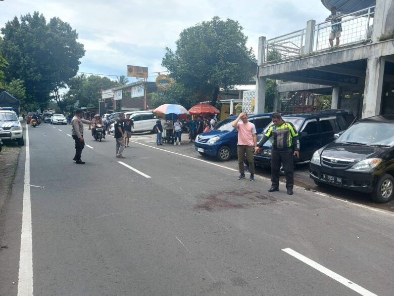 Olah tempat kejadian perkara kecelakaan lalu lintas yang melibatkan sepasang suami istri tewas di Pakisaji, Kabupaten Malang (dok. Kanit Gakkum Satlantas Polres Malang)