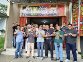 Wahyu Hidayat Bersama Relawan dan Komunitas saat acara tasyakuran di Rumah Makan Ning Gopa (blok-a.com / Yogga Ardiawan)