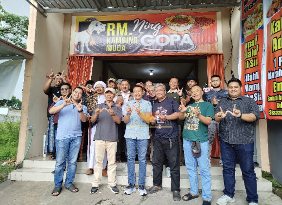 Wahyu Hidayat Bersama Relawan dan Komunitas saat acara tasyakuran di Rumah Makan Ning Gopa (blok-a.com / Yogga Ardiawan)