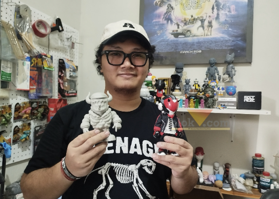 Rino Adi Ornivora, Desainer Art Toys asal Kota Malang saat memperkenalkan karyanya yang tembus hingga Luar Negeri (blok-a.com / Yogga Ardiawan)