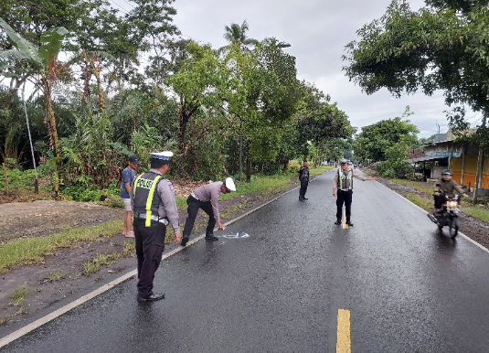 Caption : Piket lantas polsek Kalibaru dibantu polsek Glenmore saat lakukan olah TKP lakalantas truk kontra motor di Jalan Raya Banyuwangi - Jember, Minggu (12/1/2025)(blok-a.com).