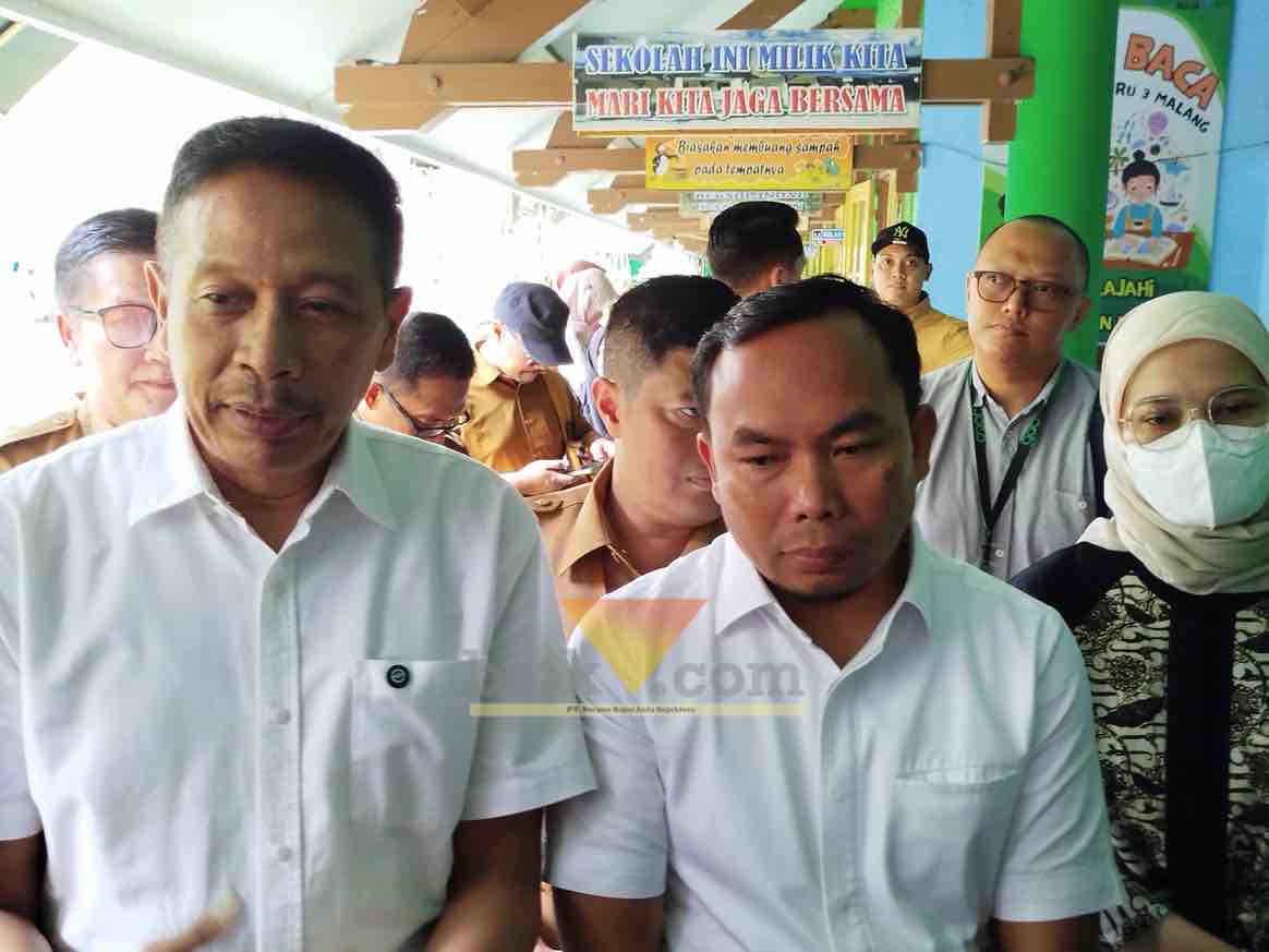 Wahyu Hidayat saat meninjau program Makan Bergizi Gratis (MBG) di SDN Lowokwaru 3 Kota Malang (blok-a.com / Yogga Ardiawan)