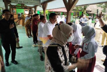 Wahyu Hidayat saat meninjau program Makan Bergizi Gratis (MBG) di SDN Lowokwaru 3 Kota Malang (blok-a.com / Yogga Ardiawan)