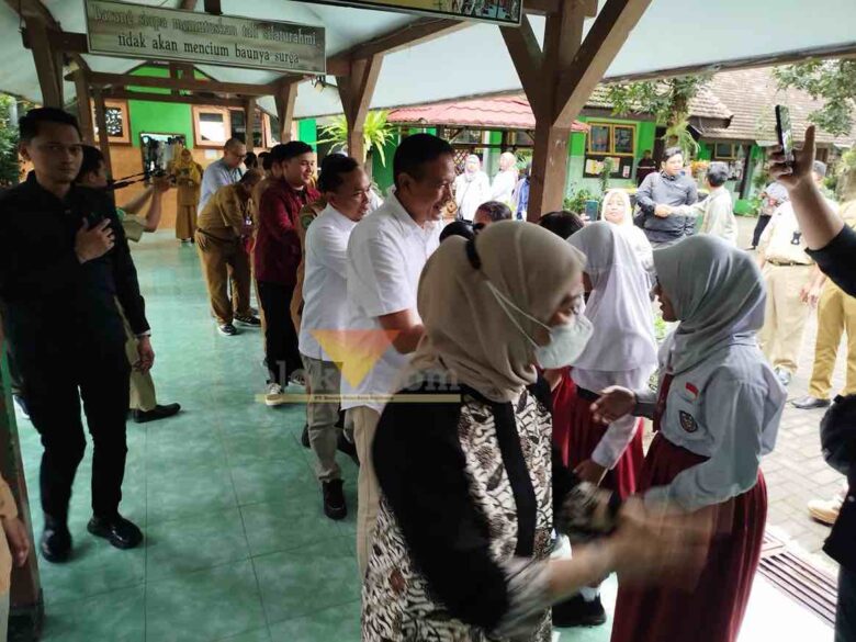 Wahyu Hidayat saat meninjau program Makan Bergizi Gratis (MBG) di SDN Lowokwaru 3 Kota Malang (blok-a.com / Yogga Ardiawan)