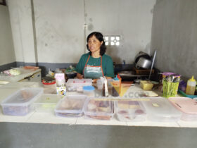 Penjual di Kantin SDN Lowokwaru 3, Kota Malang (blok-a.com / Yogga Ardiawan)