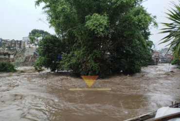 Luapan Air Sungai Brantas di Kampung Embong Brantas Gang SD (blok-a.com / Yogga Ardiawan)