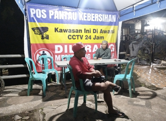 Moch Zainullah bersama Ambon saat berada di Pos Pantau Kebersihan di kawasan Jembatan Pasar Gadang (blok-a.com / Yogga Ardiawan)
