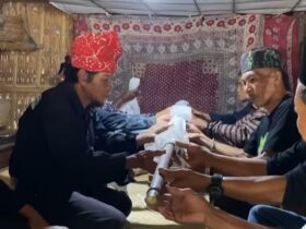 Warga Cungking saat akan membersihkan Tombak Kyai Gagak Rimang, Minggu (12/1/2025).(Istimewa)