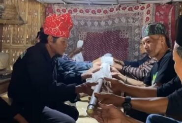 Warga Cungking saat akan membersihkan Tombak Kyai Gagak Rimang, Minggu (12/1/2025).(Istimewa)