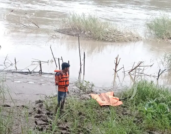 Evakuasi mayat yang mengapung dialiran sungai Brantas Mojokerto.(relawan)