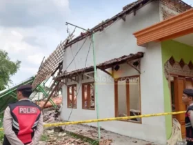 Kondisi sekitar rumah di Desa Sumolawang, Kecamatan Puri, Kabupaten Mojokerto, usai ledakan.(blok-a.com/Syahrul Wijaya)