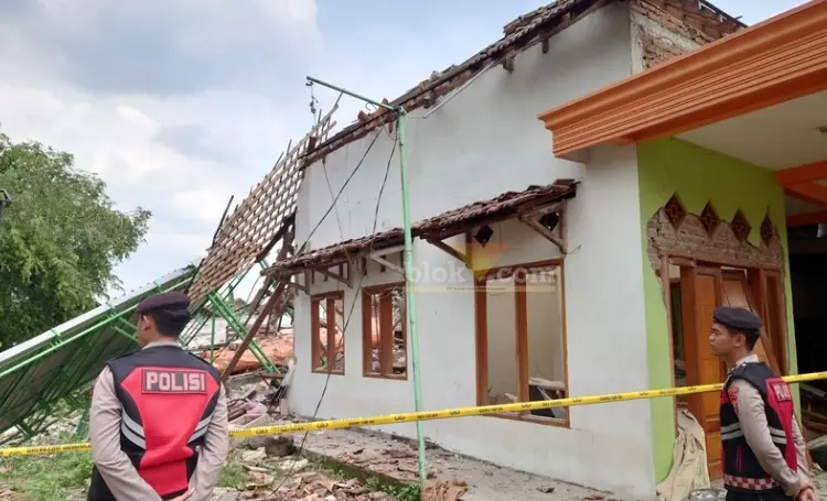 Kondisi sekitar rumah di Desa Sumolawang, Kecamatan Puri, Kabupaten Mojokerto, usai ledakan.(blok-a.com/Syahrul Wijaya)