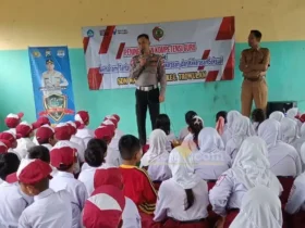 Polsek Trowulan saat sosialisasi anti-bullying di SDN Watesumpak I.(blok-a.com/Syahrul Wijaya)