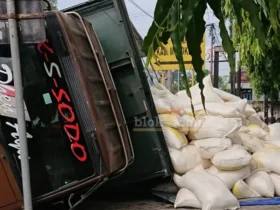 Truk Gandeng muatan tepung yang terguling di jalan raya Bangsal.(blok-a.com/Syahrul Wijaya)